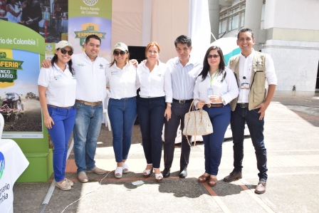 Lina Artunduaga, Regional Tolima Finagro; Oscar Trujillo, Sena; Brigitte Olarte, Regional Huila Finagro,  Sonia Mora, Subgerente Comercial Regional Sur; Saúl Sanmiguel,  Mora Roja gerente de Banco Agrario y Winston  López.